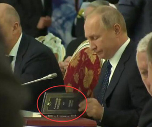 Tổng thống Putin 'phân tâm': Vừa say sưa đọc thơ vừa ký văn kiện tại hội nghị quan trọng