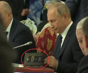 Video Tổng thống Putin 'phân tâm': Vừa say sưa đọc thơ vừa ký văn kiện tại hội nghị quan trọng