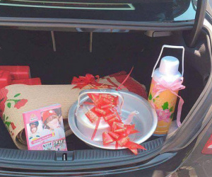 Hội bạn thân cô dâu lái Mercedes đến tặng quà cưới nhưng món quà thực sự bên trong cốp khiến MXH phát sốt