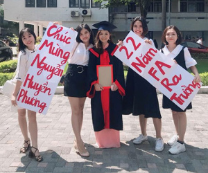 Lời chúc tốt nghiệp 'bá đạo' của hội bạn thân dành cho cô gái ế 22 năm