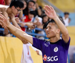 CLB Hà Nội dùng xe bus 2 tầng diễu hành cúp vô địch V.League 2018