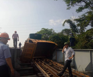 Nguyên nhân vụ tàu hoả tông xe tải khiến 5 người bị thương