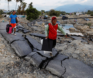 Những người Indonesia ngược dòng về vùng sóng thần tìm thân nhân