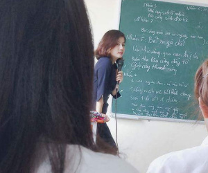 Sau 3 bức hình chụp lén trên giảng đường, cô giáo bỗng nổi nhất mạng xã hội hôm nay