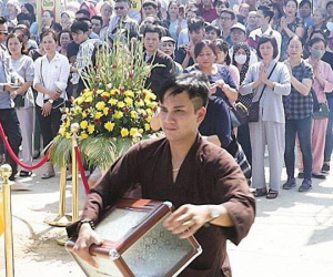 'Soái ca' Hà Nội thản nhiên bê trộm hòm công đức ở chùa trước mặt nhiều người