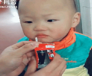 Bị lừa uống thuốc 'đội lốt' hộp sữa, cậu bé khiến dân mạng điên đảo vì biểu cảm hoang mang cực đáng yêu