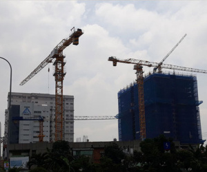 Cận cảnh những cần cẩu công trình dài hàng chục mét treo lơ lửng trên đầu người đi đường ở Sài Gòn