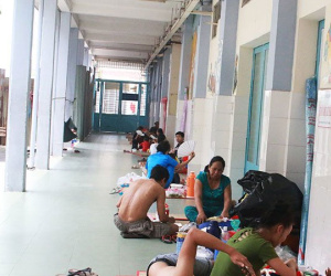 Giường là hành lang, mâm cơm nền nhà, thắt ruột nghe cháu rên la