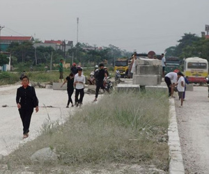 Người dân chặn xe trên đường chậm tiến độ, gây bụi