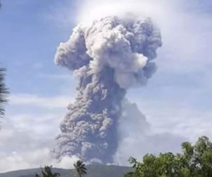 Núi lửa phun cao 4km ở Sulawesi sau thảm họa kép động đất-sóng thần