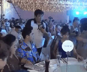 Clip: Trấn Thành khó chịu khi Hari Won bị đổ nước lên người trong sinh nhật Đàm Vĩnh Hưng