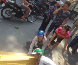 Hà Nội: Người nhà khóc ngất bên cạnh thi thể người đàn ông bị tàu hỏa tông khi lao qua đường ray