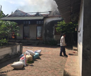 Nam thanh niên say rượu, đốt nhà xong gọi hàng xóm dập lửa rồi lăn ra ngủ