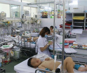 Nghìn trẻ đang đau đớn vì dịch, vẫn có mẹ hồn nhiên hỏi: 'Bệnh tay chân miệng là gì?'