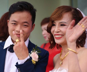Sau nửa tháng kết hôn, chú rể 26 tuổi tấm tắc khen vợ 61: 'Cô ấy là người hoàn hảo nhất tôi từng gặp'