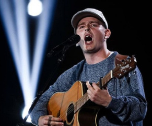 Thí sinh X-Factor Mỹ ngã ngửa khỏi sân khấu khi đang biểu diễn khiến cả trường quay hoảng loạn