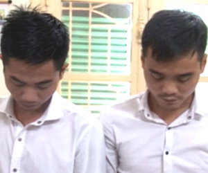Video: Bắt nhóm 'đạo chích' chuyên móc túi trên xe buýt