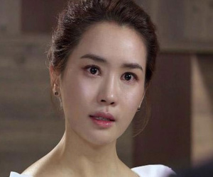 Vỏ thuốc rơi ở gầm giường tố cáo bí mật dơ bẩn của gã chồng mang bộ mặt từ bi