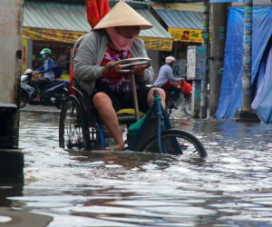 Đường Sài Gòn ngập sâu 3 ngày, nước chưa rút