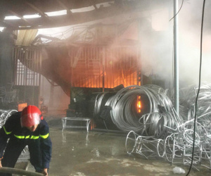 Hàng trăm cảnh sát PCCC đang 'chiến đấu với bà hỏa' cứu xưởng sản xuất mây tre đan