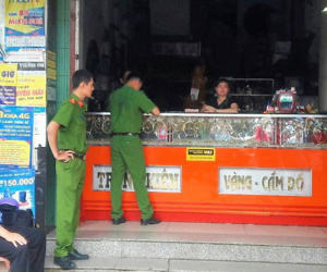 Thanh niên liều lĩnh cướp tiệm vàng, bị người dân bắt giữ ngay sau đó