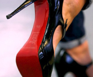 Vì sao giày đế đỏ Louboutin đắt 'cắt cổ' vẫn không thiếu người mua?