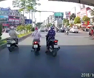Video: Ba chị ninja rủ nhau dàn hàng ngang chờ đèn đỏ kết hợp tránh nắng, tài xế ô tô bấm còi xin đi cũng không nhường
