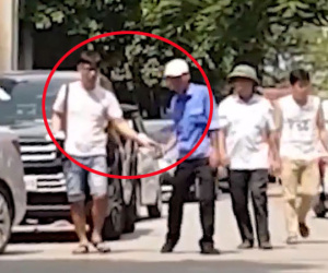 VIDEO: Ai làm ngơ để bãi xe không phép chăng dây, thu phí khắp Hà Nội?