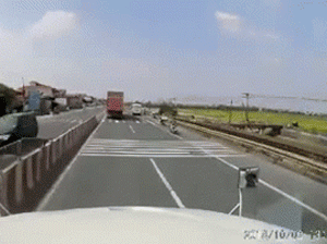 Video: Pha bẻ lái cứu mạng đẳng cấp của container sau cú chèn ép ngang ngược từ xe bán tải
