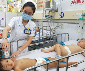 Y bác sĩ ăn mì gói để kịp cấp cứu nhiều bệnh nhi tay chân miệng