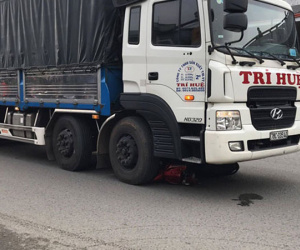Bị xe tải cuốn vào gầm, bé gái cùng mẹ tử vong tại ngã tư ở Sài Gòn