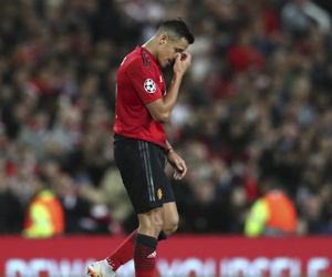 Từng giờ trôi qua, Alexis Sanchez lại giàu to và MU lại lụn bại