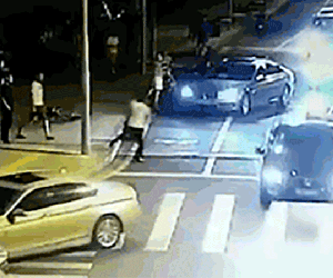 Nhóm đối tượng đi ôtô, cầm dao dài 50cm chém người ngay giữa đường