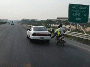 Bàn chân vàng trong làng cứu hộ: Nam thanh niên đi xe máy dùng chân không đẩy ô tô chạy băng băng trên cao tốc