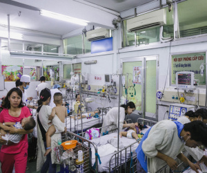 Bệnh viện nhi đồng ở Sài Gòn vỡ trận vì dịch chồng dịch