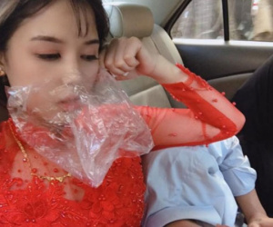 Hình ảnh cô dâu say xe bịt mũi bằng giấy ăn, đeo túi bóng trên miệng nhưng trước khi 'sấp mặt' vẫn phải selfie khiến nhiều người bật cười