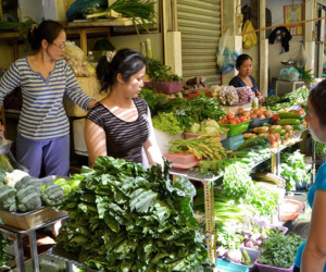 Lo xăng dầu kích giá hàng Tết