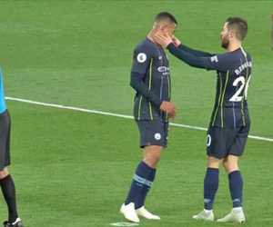 Pep Guardiola xin lỗi khi Jesus bị đồng đội lấy quả penalty