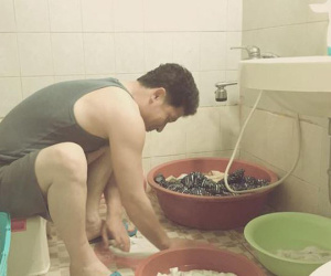 Thấy con trai giúp vợ giặt quần áo, mẹ chồng không tiếc lời mắng nhiếc nàng dâu mà chưa kịp hiểu đầu đuôi câu chuyện