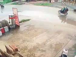 Video 2 xe máy đối đầu kinh hoàng, 6 thanh niên gặp nạn