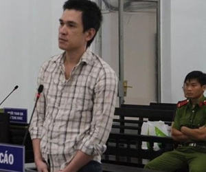 Vợ không dỗ con khóc bị chồng đâm chết