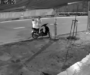 Xuất hiện clip người đàn ông ăn mặc lịch lãm bạo hành phụ nữ dã man trên vỉa hè khiến cộng đồng mạng phẫn nộ