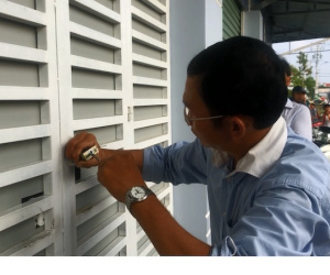 Bị kiểm tra bất ngờ, nhân viên công ty mỹ phẩm khóa cửa, đuổi công an ra ngoài