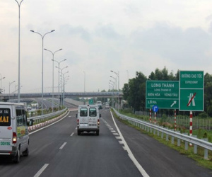 Giả xe cứu thương còn đánh nhân viên thu phí đường cao tốc