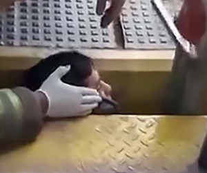 Video: Thót tim pha giải cứu người đàn ông mắc kẹt đầu tại nhà ga xe lửa