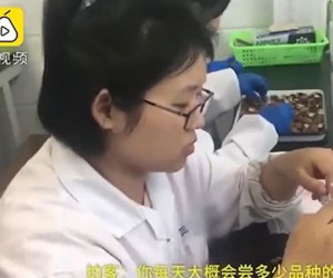 Video Xuất hiện nghề ăn vặt, ngồi ăn cả ngày kiếm 34 triệu đồng/tháng