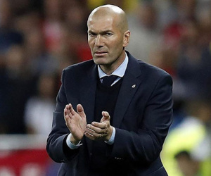 Bayern nhắm Zidane, Wenger cho khả năng thay HLV