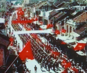 Cờ hoa đỏ rợp trời ngày giải phóng Thủ đô 64 năm về trước