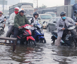 Công nhân trễ giờ làm vì triều cường dâng khắp Sài Gòn