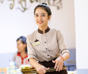 Khách hàng quay lén nữ phục vụ xinh đẹp ở Hải Phòng